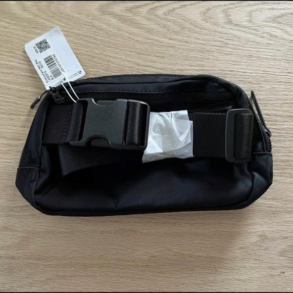 🍋NWT Lululemon Everywhere Belt Bag Black BLK Original Version - Picture 2 of 6